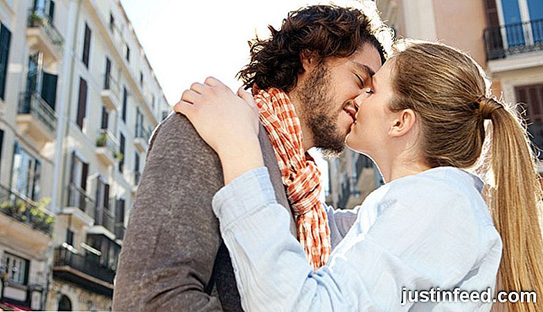 Comment embrasser une fille pour la première fois et ne pas la déranger