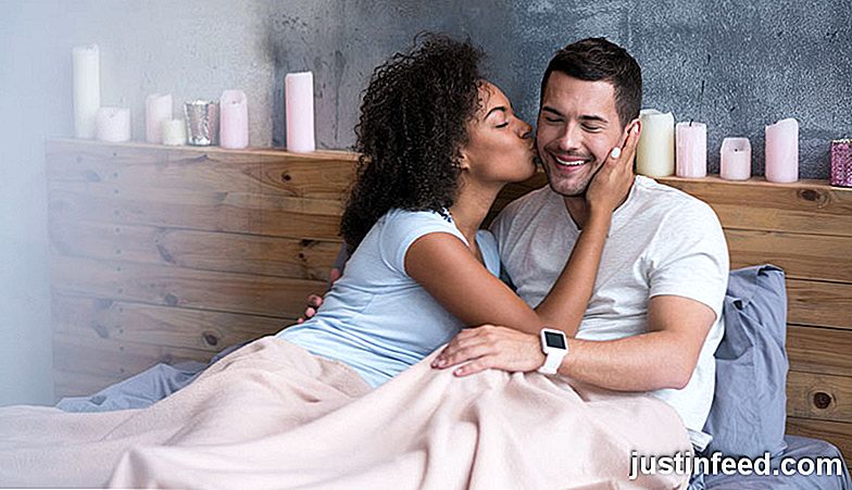 Comment flirter avec son copain: 20 façons de le garder doux et sexy