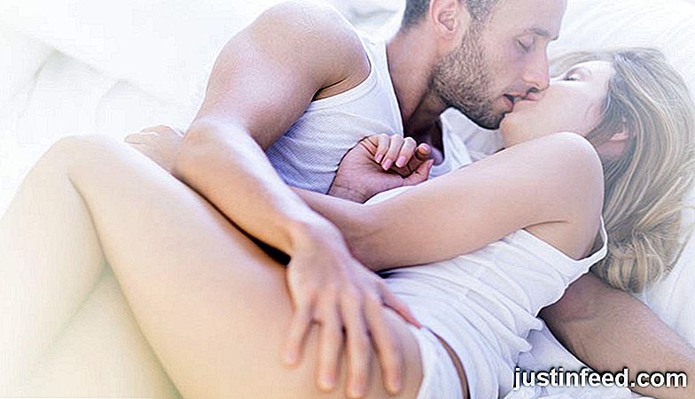 12 Posizioni di sesso facile che non spezzeranno il collo o peggio
