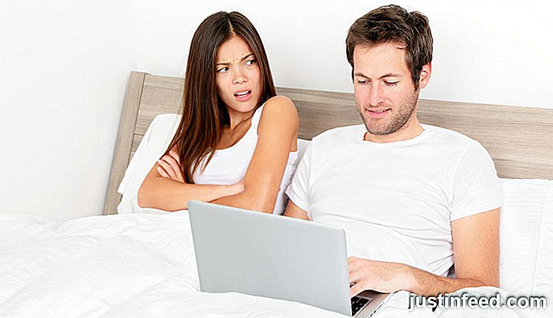 Perché gli uomini guardano porno invece che la loro donna a letto